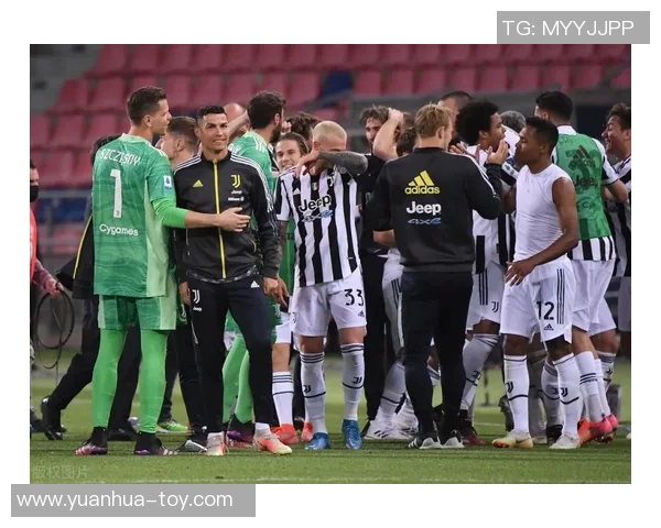 镜头捕捉:曼联赛场小动作引发热议 镜头捕捉:曼联赛场小动作引发热议